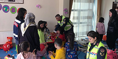 Kayseri'de jandarma çeşitli aktivitelerle depremden etkilenen çocuklara moral verdi