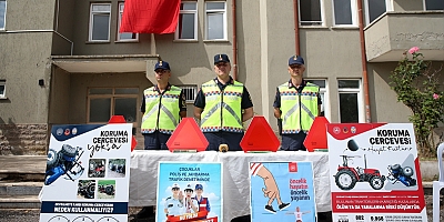 Kayseri'de jandarma ekipleri traktör sürücülerine reflektör dağıttı