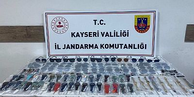 Kayseri'de jandarma gümrüksüz 60 saat ve 34 güneş gözlüğü elegeçirdi