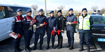 Kayseri'de kadın jandarmalar trafik uygulamasında hemcinslerine çiçek verdi