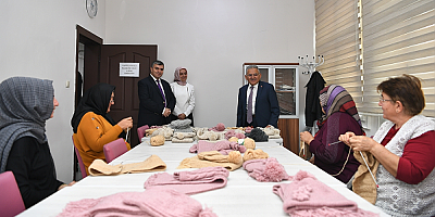 Kayseri'de kadınlar ihtiyaç sahibi çocuklar için atkı ve bere örüyor
