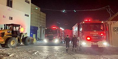 Kayseri'de kağıt fabrikasında çıkan yangın söndürüldü