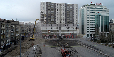 Kayseri'de, Kahramanmaraş merkezli depremlerde hasar gören bina yıkıldı