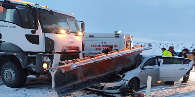 Kayseri'de kar küreme aracı ile otomobilin çarpıştığı kazada 2 kişi yaralandı