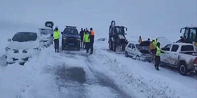 Kayseri'de kar yağışı ve tipi nedeniyle mahsur kalan 70 araç tahliye edildi
