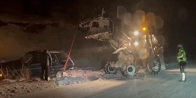 Kayseri'de kara saplanan otomobil kurtarıldı