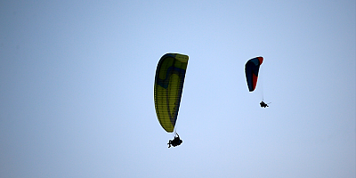 Kayseri'de kaymakamlar, turizme destek amacıyla yamaç paraşütüyle uçtu
