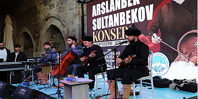 Kayseri'de Kırgız halk ozanı Sultanbekov 8 asırlık Sultanhanı Kervansarayı'nda konser verdi