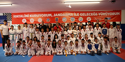 Kayseri'de kırsal mahallelerdeki çocuklar jandarmanın projesiyle tekvando öğreniyor