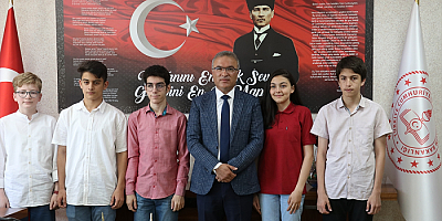 Kayseri'de LGS kapsamındaki sınavdan tam puan alan öğrencilere hediye verildi