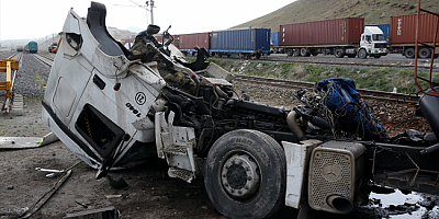 Kayseri'de lokomotifin çarptığı tırın sürücüsü hastanede öldü