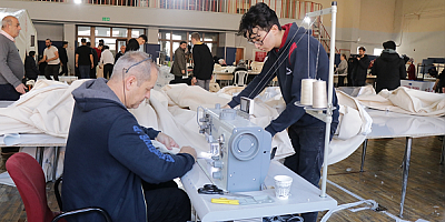 Kayseri'de meslek lisesi öğretmen ve öğrencileri çadır dikmek için seferber oldu