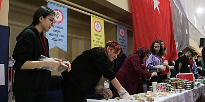 Kayseri'de meslek lisesinde açılan kermesin gelirleri depremzedelere bağışlanacak