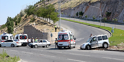 Kayseri'de minibüs ile hafif ticari aracın çarpıştığı kazada 8 kişi yaralandı