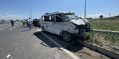 Kayseri'de minibüs ile kamyonetin çarpışması sonucu 1 kişi öldü, 14 kişi yaralandı