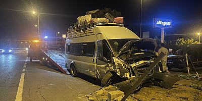 Kayseri'de minibüs ile otomobilin çarpıştığı kazada 16 kişi yaralandı