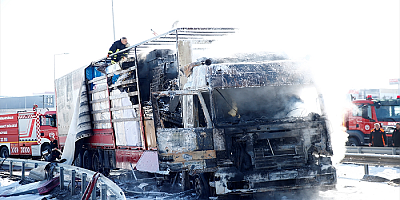 Kayseri'de mobilya yüklü tır hareket halindeyken yandı