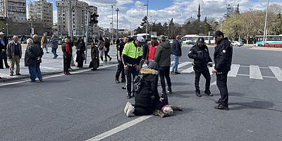 Kayseri'de motosikletin çarptığı yaya yaralandı