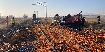 Kayseri'de narenciye yüklü tır demir yoluna devrildi