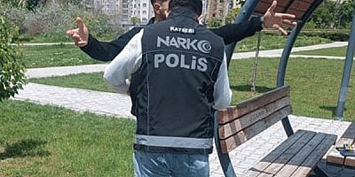 Kayseri'de narkotik polisinden okul çevresinde uygulama