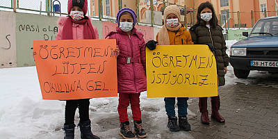 Kayseri'de öğrenci ve veliler öğretmenlerin göreve başlamamasını protesto etti