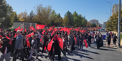 Kayseri'de öğrenciler Cumhuriyet için yürüdü