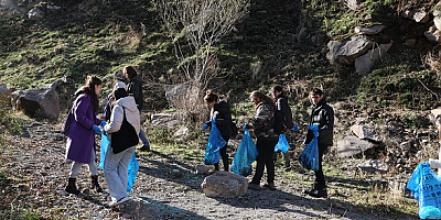 Kayseri'de öğrenciler Kırlangıç Vadisi'nde atık topladı