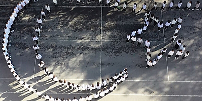 Kayseri'de öğrenciler Türk bayrağı kareografisi yaptı