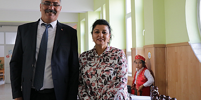 Kayseri'de öğretmen çift milli kültürü okul koridorundaki sergiyle anlatıyor