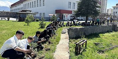 Kayseri'de Okul Bahçesi Lavanta ve Güllerle Donatıldı