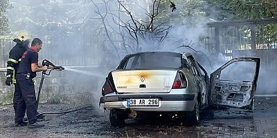 Kayseri'de okulun bahçesindeki otomobil yandı