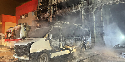 Kayseri'de oto servisinde çıkan yangında 10 araç kullanılamaz hale geldi