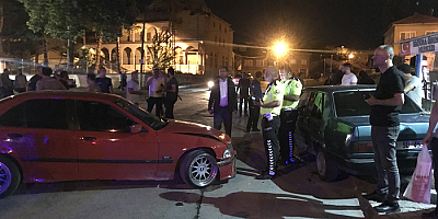 Kayseri'de otomobiliyle drift yapmak isteyen sürücü park halindeki araca çarptı