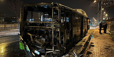 Kayseri'de özel halk otobüsü seyir halindeyken yandı
