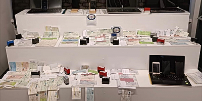 Kayseri'de paravan şirketle dolandırıcılık yaptıkları iddia edilen 9 zanlı yakalandı