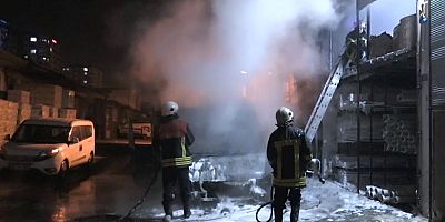 Kayseri'de park halindeki minibüste çıkan yangının sıçradığı iş yerinde hasar oluştu