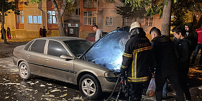 Kayseri'de park halindeki otomobil yandı