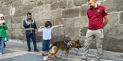 Kayseri'de polis, 4 Ekim Hayvanları Koruma Günü dolayısıyla stant açtı