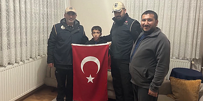 Kayseri'de polis vatan sevgisiyle hareket eden çocuğa bayrak hediye etti