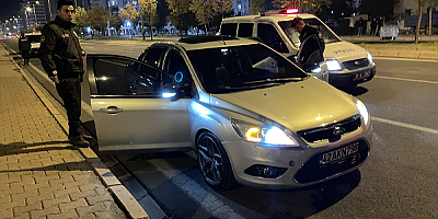 Kayseri'de polisten kaçtıkları sırada otomobilde şoför değişikliği yapan 2 şüpheli yakalandı