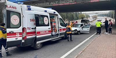 Kayseri'de refüjdeki ağacı kırarak karşı yola geçen otomobildeki yolcu yaralandı