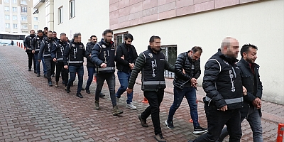 Kayseri'de ruhsatsız silah ticareti iddiasıyla yakalanan 8 zanlı adliyede