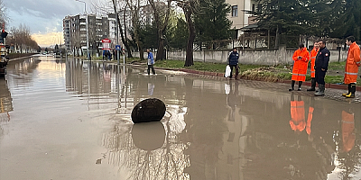 Kayseri'de sağanak etkili oldu sokaklarda su birikintileri oluştu