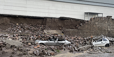 Kayseri'de sağanak nedeniyle istinat duvarı yıkıldı 4 araç hasar gördü