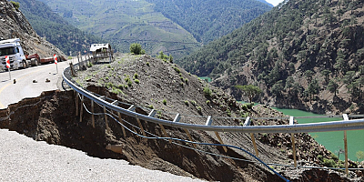 Kayseri'de sağanak nedeniyle yolda göçük oluştu