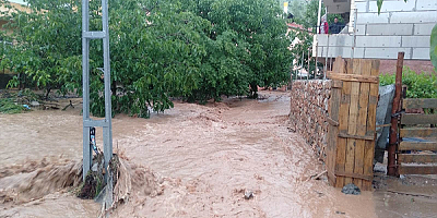 Kayseri'de sağanakta bazı evleri ve ahırları su bastı