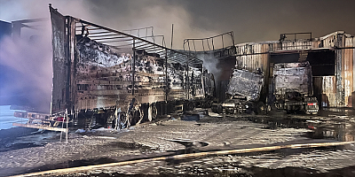 Kayseri'de sanayi sitesinde çıkan yangında 10 dükkan ve 3 tır yandı