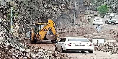 Kayseri'de sel ve heyelan kırsal mahalle yolunda ulaşımı aksattı