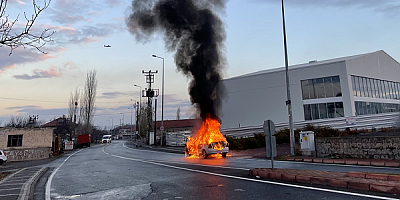 Kayseri'de seyir halindeki otomobil yandı