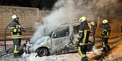Kayseri'de seyir halindeyken alev alan hafif ticari araç yandı